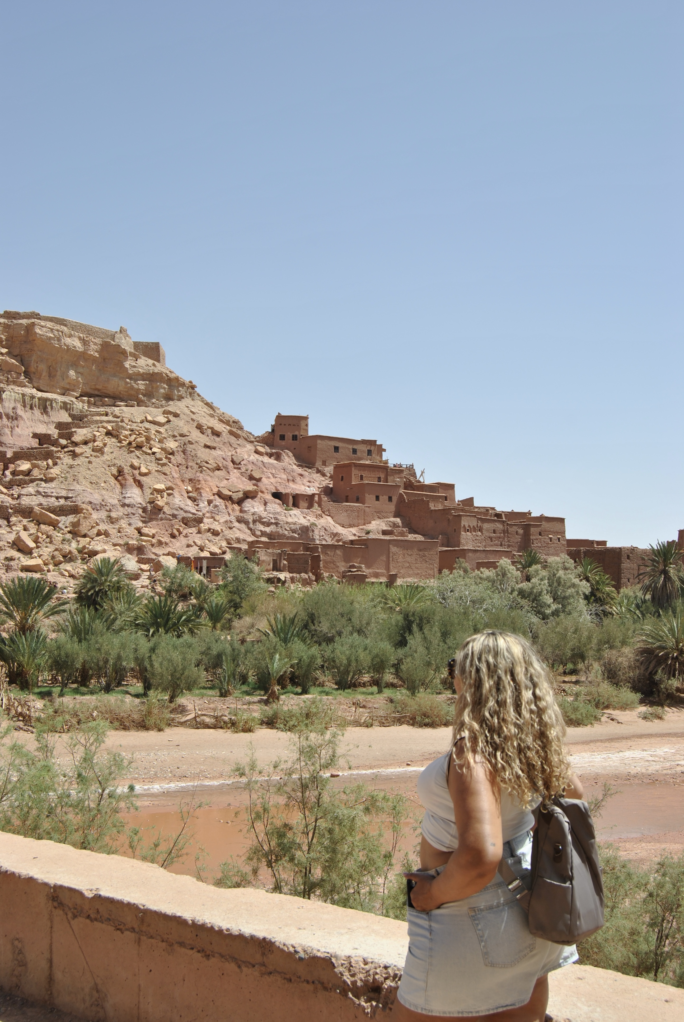 Mujer contemplando la kasbah de Aït Benhaddou en Marruecos