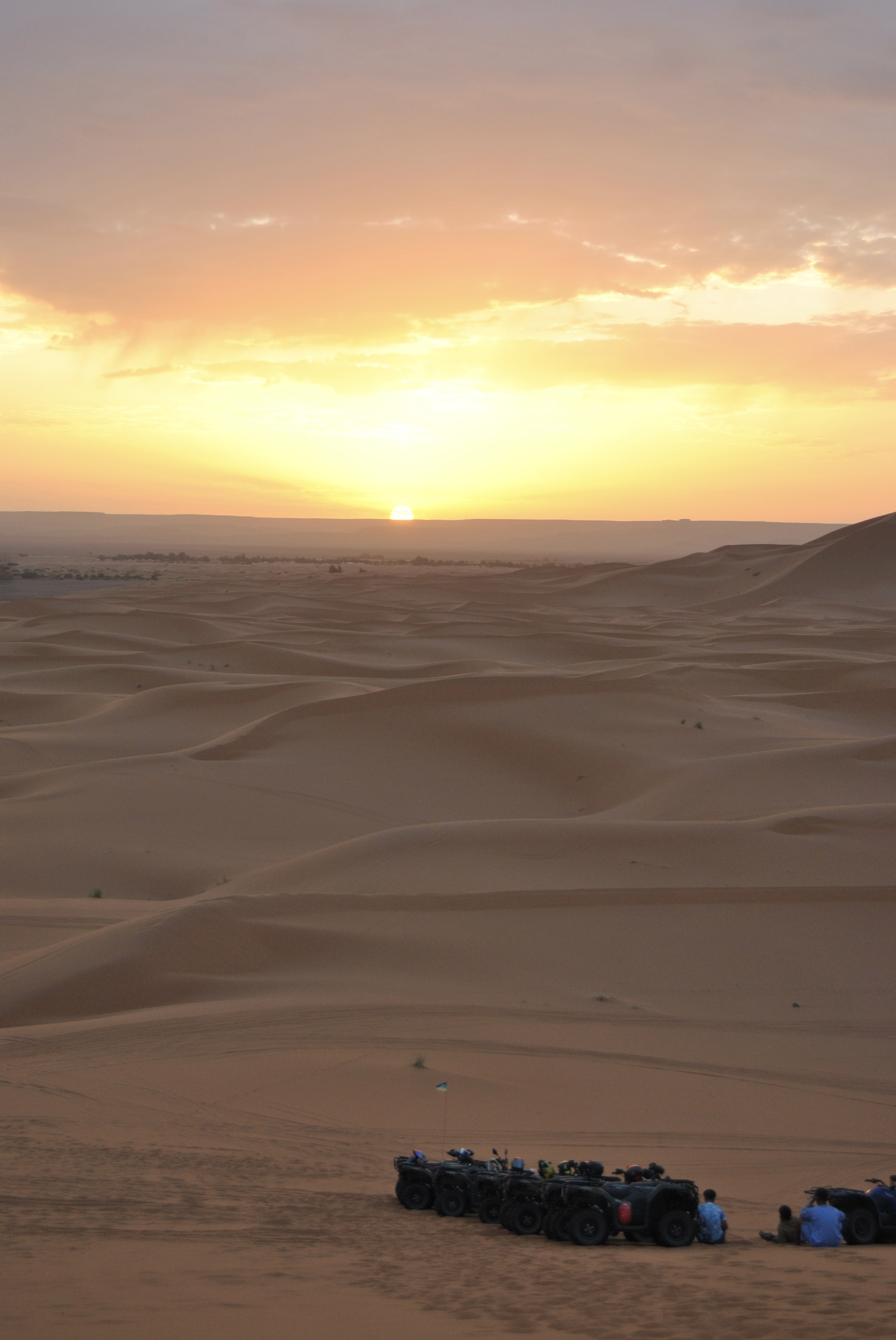 Mujeres a lomos de camellos al atardecer en el Sahara